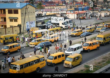 Lagos. 28 février 2024. Cette photo prise le 28 février 2024 montre une vue de la ville à Lagos, Nigeria. Lagos, ancienne capitale du Nigeria, est le centre économique du pays avec une population de plus de 20 millions d'habitants. Crédit : Han Xu/Xinhua/Alamy Live News Banque D'Images