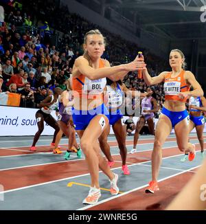 Glasgow, Grande-Bretagne. 3 mars 2024. Femke bol (avant) de l'équipe des pays-Bas participe à la finale du relais 4x400 mètres féminin lors de la troisième journée des Championnats du monde d'athlétisme en salle 2024 à Glasgow, Grande-Bretagne, le 3 mars 2024. Crédit : Li Ying/Xinhua/Alamy Live News Banque D'Images