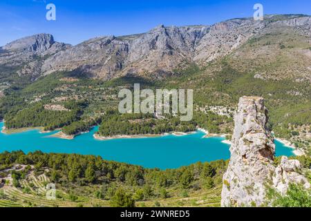 Ruines d'une tour de château ronde au-dessus du lac bleu à Guadalest, Espagne Banque D'Images