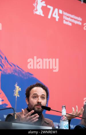 Regisseur Nelson Carlos de Los Santos Arias während der Pressekonferenz zum film Pepe anlässlich der 74. Internationalen Filmfestspiele Berlin. / Le réalisateur Nelson Carlos de Los Santos Arias lors de la conférence de presse du film Pepe à l'occasion du 74ème Festival International du film de Berlin. Snapshot-Photography/K.M.Krause *** Directeur Nelson Carlos de Los Santos Arias lors de la conférence de presse pour le film Pepe à l'occasion du 74ème Festival International du film de Berlin Directeur Nelson Carlos de Los Santos Arias lors de la conférence de presse pour le film Pepe à l'occasion du 7 Banque D'Images