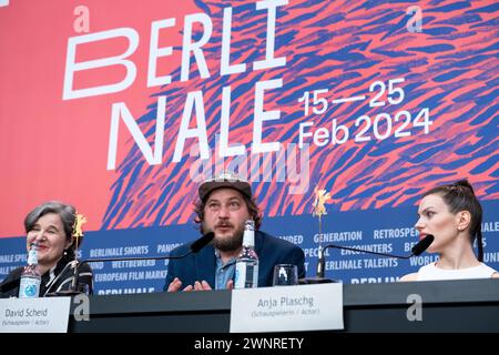 Schauspieler Maria Hofstätter, David Scheid und Anja Plaschg während der Pressekonferenz zum film des Teufels Bad anlässlich der 74. Internationalen Filmfestspiele Berlin. / Les acteurs Maria Hofstätter, David Scheid et Anja Plaschg lors de la conférence de presse du film des Teufels Bad à l'occasion du 74e Festival international du film de Berlin. Snapshot-Photography/K.M.Krause *** acteurs Maria Hofstätter, David Scheid et Anja Plaschg lors de la conférence de presse du film des Teufels Bad à l'occasion du 74e Festival International du film de Berlin acteurs Maria Hofstätter, David Scheid A. Banque D'Images