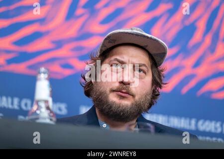 Schauspieler David Scheid während der Pressekonferenz zum film des Teufels Bad anlässlich der 74. Internationalen Filmfestspiele Berlin. / L'acteur David Scheid lors de la conférence de presse du film des Teufels Bad à l'occasion du 74ème Festival International du film de Berlin. Snapshot-Photography/K.M.Krause *** L'acteur David Scheid lors de la conférence de presse du film des Teufels Bad à l'occasion du 74e Festival International du film de Berlin L'acteur David Scheid lors de la conférence de presse du film des Teufels Bad à l'occasion du 74e Festival International du film de Berlin snapsho Banque D'Images