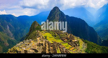 Une photo horizontale 2:1 avec vue sur Machu Picchu, un site inca du 15ème siècle situé à 2 430 mètres d'altitude sur une crête montagneuse au-dessus de l'Urubam Banque D'Images