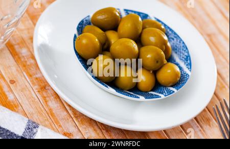 Portion d'olives marinées entières Banque D'Images