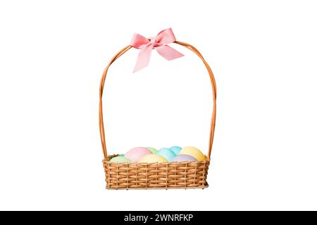 Panier d'œufs de Pâques colorés isolés sur fond blanc. Panier de Pâques rempli d'œufs de couleur vue du dessus concept de vacances . Banque D'Images