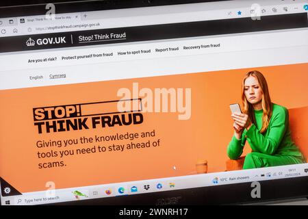 Page Web Stop Think Fraud, informations gouvernementales ou conseils sur le site Web Gov.uk sur la façon de repérer les fraudeurs et de vous protéger Banque D'Images