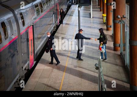 Aix en Provence, France. 26 février 2024. Un conducteur SNCF impose une amende à un passager et l’exclut du train car il n’avait pas de billet valide, la gare TGV d’Aix-en-Provence est située à 15km d’Aix-en-Provence et à 20km de Marseille. Elle n'est desservie que par les trains à grande vitesse (TGV), France, Bouches du Rhône, Aix en Provence, le 26 février, 2024. photo de Thibaut Durand/ABACAPRESS.COM crédit : Abaca Press/Alamy Live News Banque D'Images