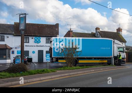 Magasin de village coopératif et fourgon de livraison ou camion à Shinfield, Berkshire, Angleterre, Royaume-Uni. Magasin de proximité local Banque D'Images