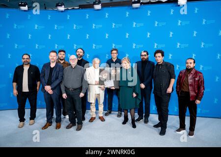 Schauspieler Esmail Mehrabi und Lily Farhadpour mit einem Bild der Regisseure Maryam Moghaddam und Behtash Sanaeeha während des Photocalls zum film Keyke Mahboobe man anlässlich der 74. Internationalen Filmfestspiele Berlin. Der Iran hatte gegen die Regisseure ein Reiseverbot verhängt. / Les acteurs Esmail Mehrabi et Lily Farhadpour avec une photo des réalisatrices Maryam Moghaddam et Behtash Sanaeeha lors de la photocall pour le film Keyke Mahboobe Man à l’occasion du 74ème Festival International du film de Berlin. Les administrateurs n'ont pas été autorisés à quitter l'Iran. Snapshot-Photography/K.M.Krause *** acteurs Banque D'Images