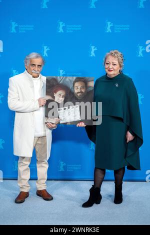 Schauspieler Esmail Mehrabi und Lily Farhadpour mit einem Bild der Regisseure Maryam Moghaddam und Behtash Sanaeeha während des Photocalls zum film Keyke Mahboobe man anlässlich der 74. Internationalen Filmfestspiele Berlin. Der Iran hatte gegen die Regisseure ein Reiseverbot verhängt. / Les acteurs Esmail Mehrabi et Lily Farhadpour avec une photo des réalisatrices Maryam Moghaddam et Behtash Sanaeeha lors de la photocall pour le film Keyke Mahboobe Man à l’occasion du 74ème Festival International du film de Berlin. Les administrateurs n'ont pas été autorisés à quitter l'Iran. Snapshot-Photography/K.M.Krause *** acteurs Banque D'Images