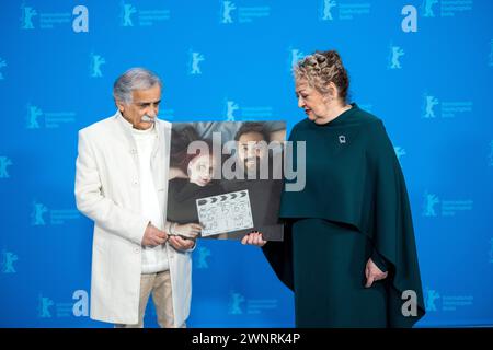 Schauspieler Esmail Mehrabi und Lily Farhadpour mit einem Bild der Regisseure Maryam Moghaddam und Behtash Sanaeeha während des Photocalls zum film Keyke Mahboobe man anlässlich der 74. Internationalen Filmfestspiele Berlin. Der Iran hatte gegen die Regisseure ein Reiseverbot verhängt. / Les acteurs Esmail Mehrabi et Lily Farhadpour avec une photo des réalisatrices Maryam Moghaddam et Behtash Sanaeeha lors de la photocall pour le film Keyke Mahboobe Man à l’occasion du 74ème Festival International du film de Berlin. Les administrateurs n'ont pas été autorisés à quitter l'Iran. Snapshot-Photography/K.M.Krause *** acteurs Banque D'Images