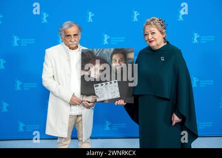 Schauspieler Esmail Mehrabi und Lily Farhadpour mit einem Bild der Regisseure Maryam Moghaddam und Behtash Sanaeeha während des Photocalls zum film Keyke Mahboobe man anlässlich der 74. Internationalen Filmfestspiele Berlin. Der Iran hatte gegen die Regisseure ein Reiseverbot verhängt. / Les acteurs Esmail Mehrabi et Lily Farhadpour avec une photo des réalisatrices Maryam Moghaddam et Behtash Sanaeeha lors de la photocall pour le film Keyke Mahboobe Man à l’occasion du 74ème Festival International du film de Berlin. Les administrateurs n'ont pas été autorisés à quitter l'Iran. Snapshot-Photography/K.M.Krause *** acteurs Banque D'Images