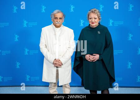 Schauspieler Esmail Mehrabi und Lily Farhadpour während des Photophones zum film Keyke Mahboobe Man anlässlich der 74. Internationalen Filmfestspiele Berlin. Der Iran hatte gegen die Regisseure ein Reiseverbot verhängt. / Les acteurs Esmail Mehrabi et Lily Farhadpour lors du photocall pour le film Keyke Mahboobe Man à l’occasion du 74ème Festival International du film de Berlin. Les administrateurs n'ont pas été autorisés à quitter l'Iran. Snapshot-Photography/K.M.Krause *** les acteurs Esmail Mehrabi et Lily Farhadpour lors du photocall pour le film Keyke Mahboobe Man à l'occasion du 74ème internat de Berlin Banque D'Images