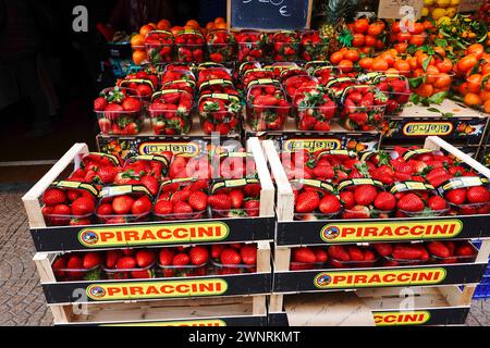 Caisses, boîtes, conteneurs de fraises Piraccini en vente sur le marché couvert, Vintimille, Italie. Banque D'Images