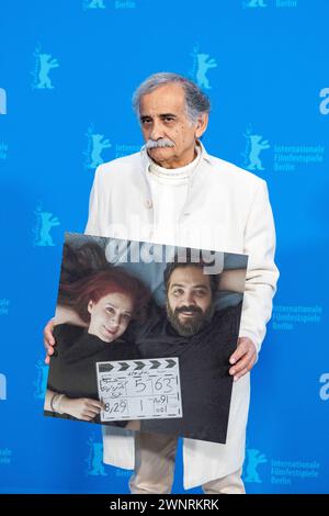 Schauspieler Esmail Mehrabi mit einem Bild der Regisseure Maryam Moghaddam und Behtash Sanaeeha während des Photocalls zum film Keyke Mahboobe man anlässlich der 74. Internationalen Filmfestspiele Berlin. Der Iran hatte gegen die Regisseure ein Reiseverbot verhängt. / L'acteur Esmail Mehrabi avec une photo des réalisateurs Maryam Moghaddam et Behtash Sanaeeha lors de la photocall pour le film Keyke Mahboobe Man à l'occasion du 74ème Festival International du film de Berlin. Les administrateurs n'ont pas été autorisés à quitter l'Iran. Snapshot-Photography/K.M.Krause *** acteur Esmail Mehrabi avec une photo des réalisateurs Banque D'Images