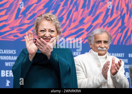 Schauspieler Esmail Mehrabi und Lily Farhadpour während der Pressekonferenz zum film Keyke Mahboobe Man anlässlich der 74. Internationalen Filmfestspiele Berlin. / Les acteurs Esmail Mehrabi et Lily Farhadpour lors de la conférence de presse du film Keyke Mahboobe Man à l’occasion du 74ème Festival International du film de Berlin. Snapshot-Photography/K.M.Krause *** acteurs Esmail Mehrabi et Lily Farhadpour lors de la conférence de presse pour le film Keyke Mahboobe Man à l'occasion du 74ème Festival International du film de Berlin les acteurs Esmail Mehrabi et Lily Farhadpour lors de la conférence de presse Banque D'Images