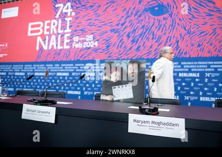 Schauspieler Esmail Mehrabi mit einem Bild der Regisseure Maryam Moghaddam und Behtash Sanaeeha während der Pressekonferenz zum film Keyke Mahboobe man anlässlich der 74. Internationalen Filmfestspiele Berlin. Der Iran hatte gegen die Regisseure ein Reiseverbot verhängt. / L'acteur Esmail Mehrabi avec une photo des réalisateurs Maryam Moghaddam et Behtash Sanaeeha lors de la conférence de presse du film Keyke Mahboobe Man à l'occasion du 74ème Festival International du film de Berlin. Les administrateurs n'ont pas été autorisés à quitter l'Iran. Snapshot-Photography/K.M.Krause *** acteur Esmail Mehrabi avec une photo o Banque D'Images