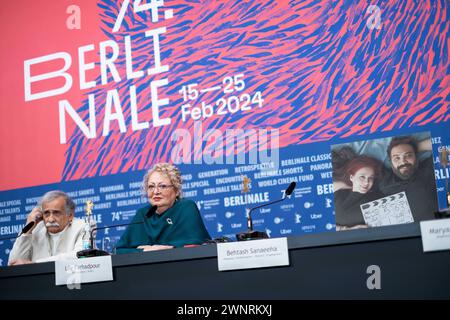 Schauspieler Esmail Mehrabi und Lily Farhadpour und ein Foto der Regisseure Maryam Moghaddam und Behtash Sanaeeha während der Pressekonferenz zum film Keyke Mahboobe man anlässlich der 74. Internationalen Filmfestspiele Berlin. / Les acteurs Esmail Mehrabi et Lily Farhadpour et une photo des réalisatrices Maryam Moghaddam et Behtash Sanaeeha lors de la conférence de presse du film Keyke Mahboobe Man au 74ème Festival International du film de Berlin. Snapshot-Photography/K.M.Krause *** acteurs Esmail Mehrabi et Lily Farhadpour et une photo des réalisateurs Maryam Moghaddam et Behtash Sanaeeha pendant la presse Banque D'Images