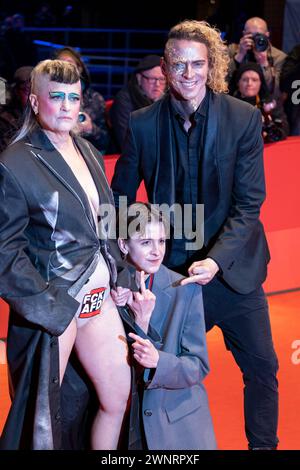 Sängerin Peaches, Judy Landkammer und Philipp Fussenegger BEI der Premiere des films Spaceman anlässlich der der 74. Internationalen Filmfestpiele Berlin. / Singer Peaches, Judy Landkammer et Philipp Fussenegger à la première du film Spaceman à l'occasion du 74ème Festival International du film de Berlin snapshot-Photography/K.M.Krause *** Singer Peaches, Judy Landkammer et Philipp Fussenegger à la première du film Spaceman à l'occasion du 74e Festival International du film de Berlin Singer Peaches, Judy Landkammer et Philipp Fussenegger à la première du film Spaceman on Banque D'Images