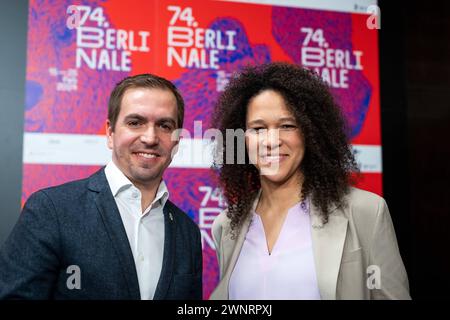 Fußballer Philipp Lahm und Celia äaöic Schirmherren Berlinale Meets Fußball Project während der Pressekonferenz zum film Elf mal Morgen anlässlich der 74. Internationalen Filmfestspiele Berlin. / Les footballeurs Philipp Lahm et Celia äaöic mécènes du projet Berlinale Meets Fußball lors de la conférence de presse du film Elf mal Morgen à l’occasion du 74ème Festival International du film de Berlin. Snapshot-Photography/K.M.Krause *** joueurs de football Philipp Lahm et Celia äaöic patrons du projet Berlinale Meets Fußball lors de la conférence de presse pour le film Elf mal Morgen sur l'occ Banque D'Images