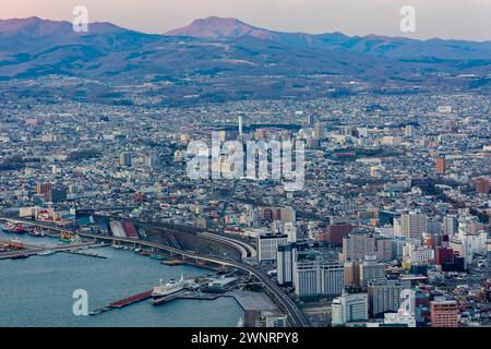 HAKODATE, JAPON - 23 AVRIL 2023 : la ville japonaise de Hakodate sur l'île de Hokkaido au coucher du soleil Banque D'Images