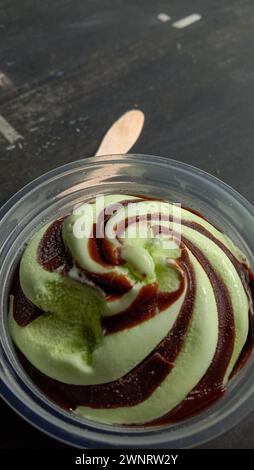 La photo est une photo de crème glacée aromatisée à l'avocat dans une tasse avec un fond noir Banque D'Images