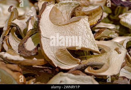 Beaucoup de champignons porcini tranchés séchés, gros plan, fond de nourriture abstrait Banque D'Images