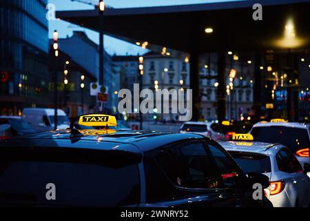 Taxi au crépuscule dans le centre-ville pendant les heures de pointe Banque D'Images