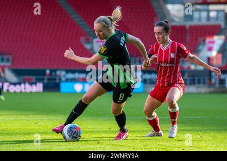 Bristol. ROYAUME-UNI. 3 mars 2024. Pauline Bremer pour Brighton repousse Jasmine Bullde Bristol City. Crédit : Shell Lawrence Photography/Alamy Live News Banque D'Images