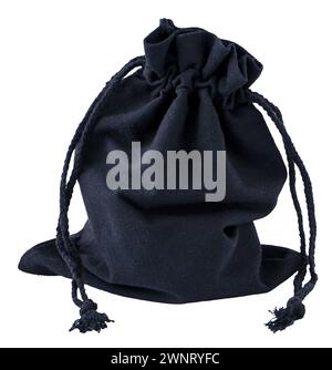 Un sac en toile noire attaché avec une corde. Le sac est isolé sur un fond blanc. Banque D'Images