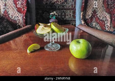 un vase de pommes est sur la table Banque D'Images