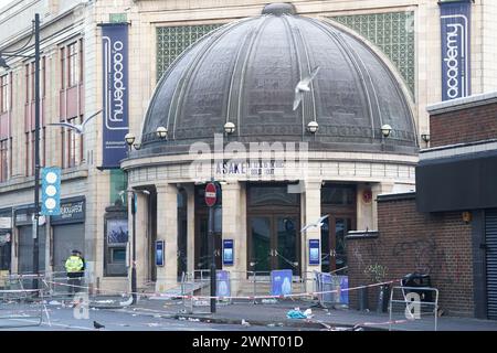 Photo de dossier datée du 16/12/22 de la scène à l'extérieur de Brixton O2 Academy, au sud de Londres, après que deux personnes aient été tuées dans un coup de cœur alors qu'une foule nombreuse tentait de se frayer un chemin dans la salle de concert. L’O2 Academy Brixton rouvrira ses portes en avril, 16 mois après l’écrasement mortel du site. Date d'émission : lundi 4 mars 2024. Banque D'Images