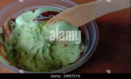 La photo est une photo de crème glacée aromatisée à l'avocat dans une tasse avec un fond noir Banque D'Images