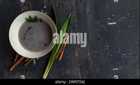 photo de nourriture sous forme de riz collant noir avec du lait Banque D'Images