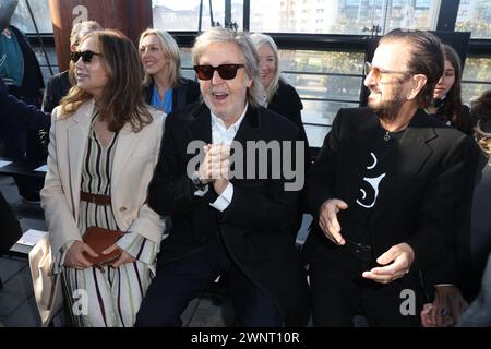 Paris, France. 04 mars 2024. Nancy McCartney, Sir Paul McCartney, Sir Ringo Starr présents au salon Stella McCartney automne/hiver 2024-2025 dans le cadre de la Fashion week de Paris le 4 mars 2024 à Paris, France. Photo de Jerome domine/ABACAPRESS.COM crédit : Abaca Press/Alamy Live News Banque D'Images