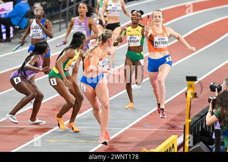 Glasgow, Royaume-Uni. 03 mars 2024. GLASGOW, ROYAUME-UNI - 3 MARS : Lisanne de Witte, des pays-Bas, et Cathelijn Peeters, des pays-Bas, en compétition dans le relais 4x400m féminin lors de la troisième journée des Championnats du monde d'athlétisme en salle Glasgow 2024 à l'Emirates Arena le 3 mars 2024 à Glasgow, Royaume-Uni. (Photo par Andy Astfalck/BSR Agency) crédit : BSR Agency/Alamy Live News Banque D'Images