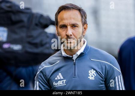 Lodz, Pologne. 03 mars 2024. Marcin Matysiak entraîneur de LKS vu lors du match de Ligue PKO Ekstraklasa polonais entre LKS Lodz et Puszcza Niepolomice au stade municipal de Wladyslaw Krol. Score final : LKS Lodz vs Puszcza Niepolomice 3:2. (Photo de Mikolaj Barbanell/SOPA images/Sipa USA) crédit : Sipa USA/Alamy Live News Banque D'Images