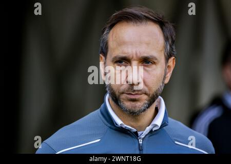 Lodz, Pologne. 03 mars 2024. Marcin Matysiak entraîneur de LKS vu lors du match de Ligue PKO Ekstraklasa polonais entre LKS Lodz et Puszcza Niepolomice au stade municipal de Wladyslaw Krol. Score final : LKS Lodz vs Puszcza Niepolomice 3:2. (Photo de Mikolaj Barbanell/SOPA images/Sipa USA) crédit : Sipa USA/Alamy Live News Banque D'Images