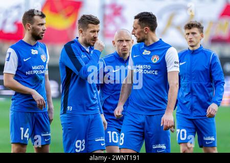 Lodz, Pologne. 03 mars 2024. Jakub Serafin, Bartlomiej Poczobut, Hubert Tomalski, Piotr Mrozinski, Wojciech Hajda (de gauche à droite) de Puszcza sont vus lors du match polonais PKO Ekstraklasa League entre LKS Lodz et Puszcza Niepolomice au stade municipal de Wladyslaw Krol. Score final : LKS Lodz vs Puszcza Niepolomice 3:2. (Photo de Mikolaj Barbanell/SOPA images/Sipa USA) crédit : Sipa USA/Alamy Live News Banque D'Images