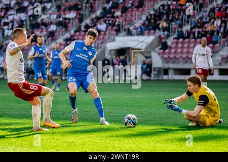 Lodz, Pologne. 03 mars 2024. Kamil Dankowski (G) de LKS, Artur Craciun (C) de Puszcza et Oliwier Zych (d) de Puszcza sont vus en action lors du match polonais PKO Ekstraklasa League entre LKS Lodz et Puszcza Niepolomice au stade municipal de Wladyslaw Krol. Score final : LKS Lodz vs Puszcza Niepolomice 3:2. (Photo de Mikolaj Barbanell/SOPA images/Sipa USA) crédit : Sipa USA/Alamy Live News Banque D'Images