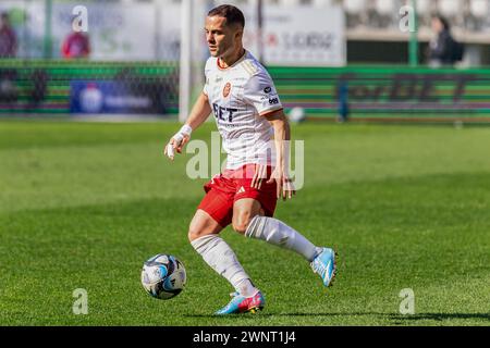 Kamil Dankowski de LKS vu en action lors du match de la Ligue polonaise PKO Ekstraklasa entre LKS Lodz et Puszcza Niepolomice au stade municipal de Wladyslaw Krol. Score final : LKS Lodz vs Puszcza Niepolomice 3:2. (Photo de Mikolaj Barbanell / SOPA images/SIPA USA) Banque D'Images