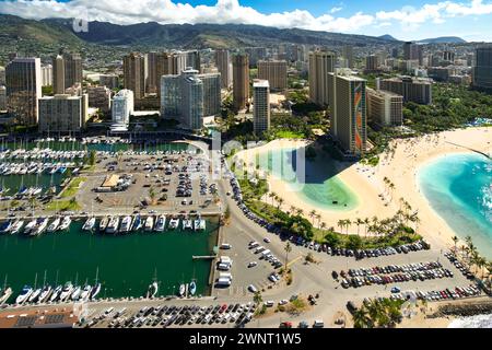 Aperçu en hélicoptère du Ala Wai Yacht club, du Hilton Hawaiian Village et du lagon Duke Kohanamoku à Waikiki. Banque D'Images