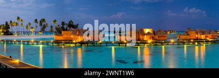 Vue aérienne du complexe tropical de luxe avec maisons sur pilotis sur l'île de Gili Lankanfushi la nuit Banque D'Images