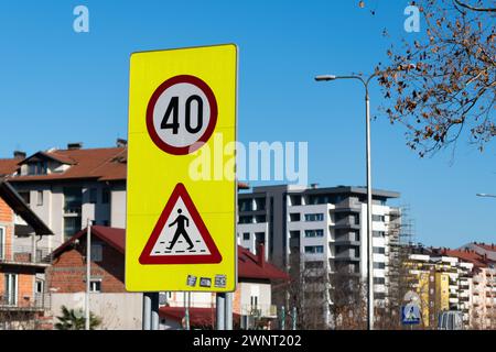 Panneaux de passage pour piétons et de limite de vitesse sur fond jaune, panneau d'avertissement Banque D'Images