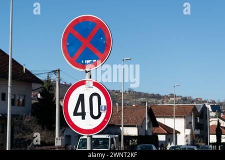 Panneaux de signalisation d'interdiction et de limitation de vitesse, arrêt et stationnement interdits et vitesse maximale autorisée 40 km/h. Banque D'Images