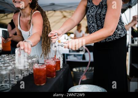Boissons servies lors d'une manifestation estivale extérieure Banque D'Images
