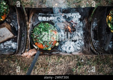 Cuisson du saumon sur feu ouvert Banque D'Images