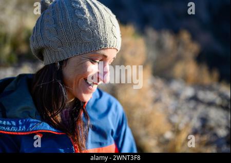 Portrait d'une femme souriant dans un chapeau de laine. Banque D'Images