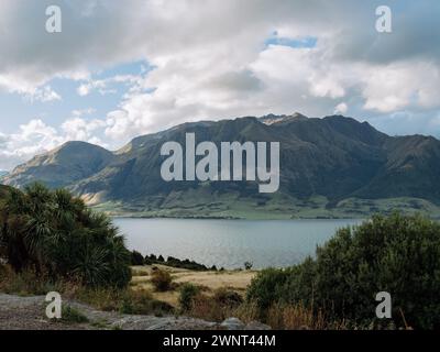 Hautes tours de montagne vertes au-dessus du magnifique lac tropical en Nouvelle-Zélande Banque D'Images