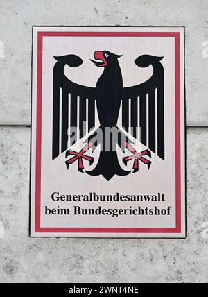 Karlsruhe, Allemagne. 04 mars 2024. Une pancarte avec l'aigle fédéral et les mots 'Procureur général à la Cour suprême fédérale', prise devant le bureau du procureur général fédéral. Le 04.03.2024, le nouveau procureur général Jens Rommel a été officiellement inauguré au bureau du procureur général. Crédit : Uli Deck/dpa/Alamy Live News Banque D'Images